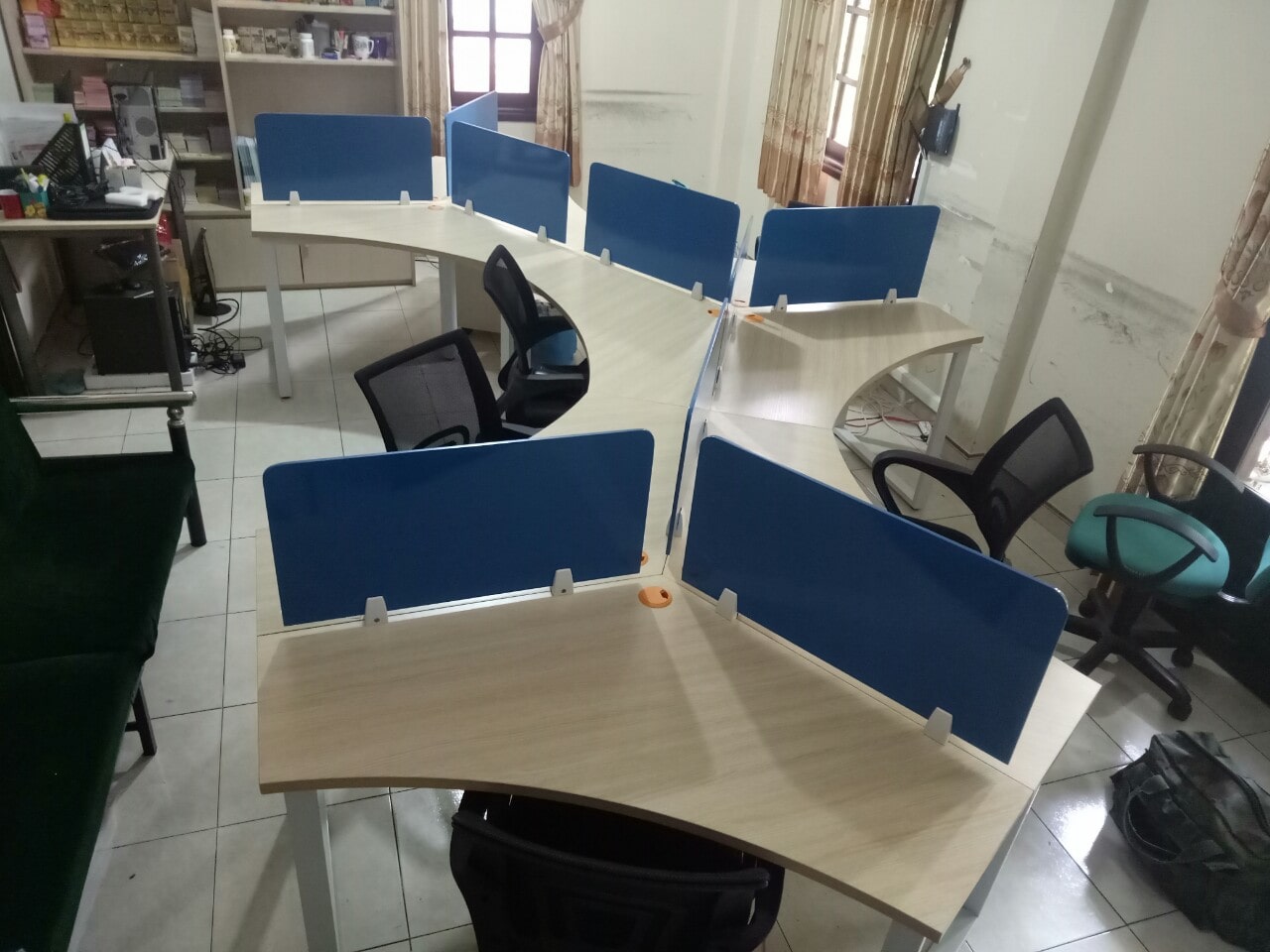 Chọn mẫu cụm bàn làm việc 8 người có vách ngăn đẹp cho văn phòng